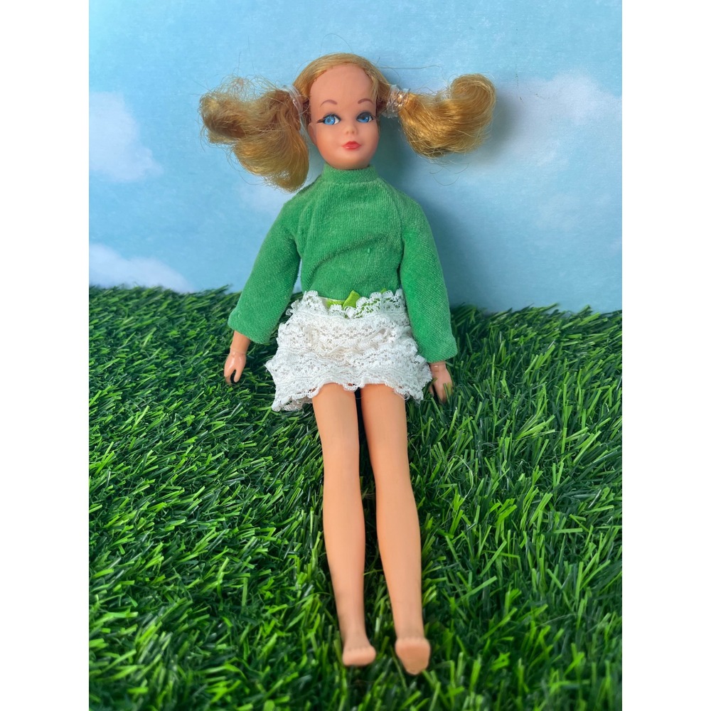 Vintage 1970s Blonde New Living Skipper in "Lots of Lace" Ensemble,